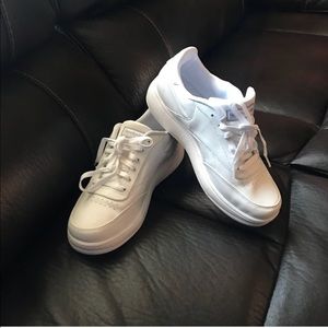 Reebok classic white sneakers 8.5 Men’s 10 Women’s